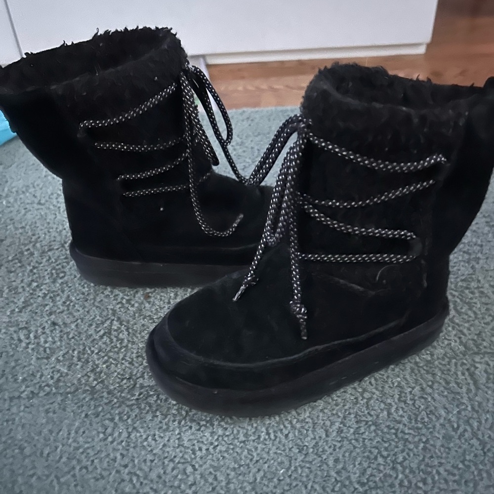 Koolaburra by UGG girls size 12